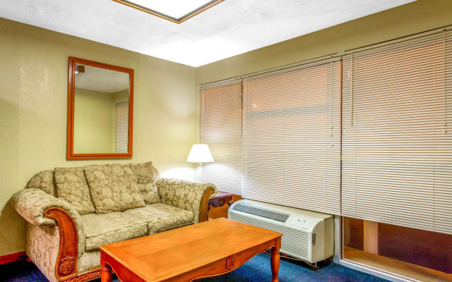 Travelodge by Wyndham Virginia Beach Bay Beach