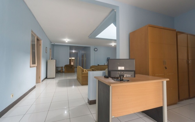 Rotterdam Guest House by OYO – Guest Rooms – Curug