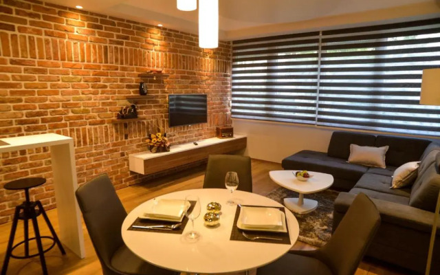 Fifi apartment w. parking in old town