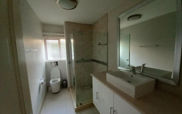 Mount Royal - 32 Large 1 bed with balcony upstairs