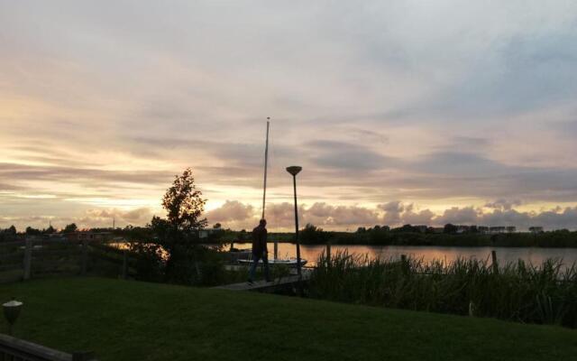 Waterchalet number 6 Recreationpark Yn'e Lijte Grou met ligplaats boot