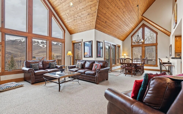 Russell Home by Avantstay Expansive Deck, Stunning Views & Hot Tub!