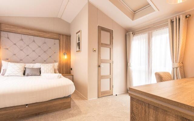 Lakeside Retreat Lodge With Hot Tub