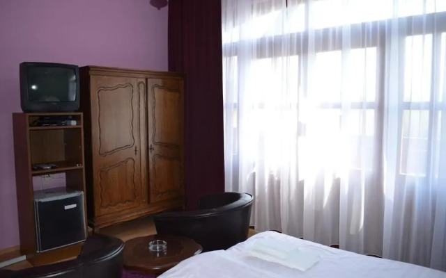 Hotel Napsugár és Gulyás Kunyhó Étterem