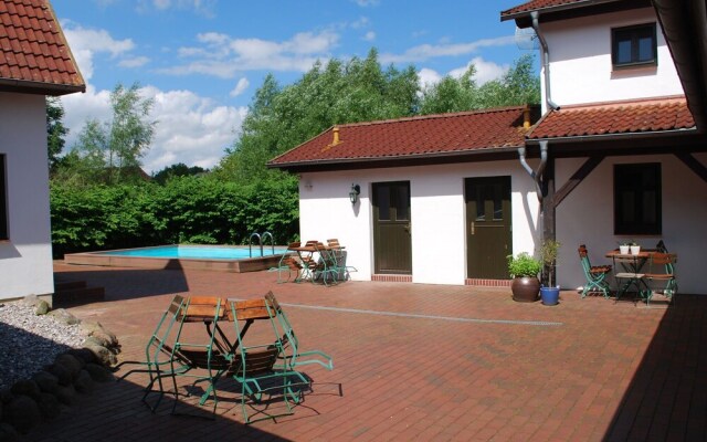 Schoenes Ferienhaus in Dargun mit Pool