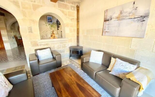 Villa Rossa Gozo - 5 bedroom ensuite with pool & jacuzzi