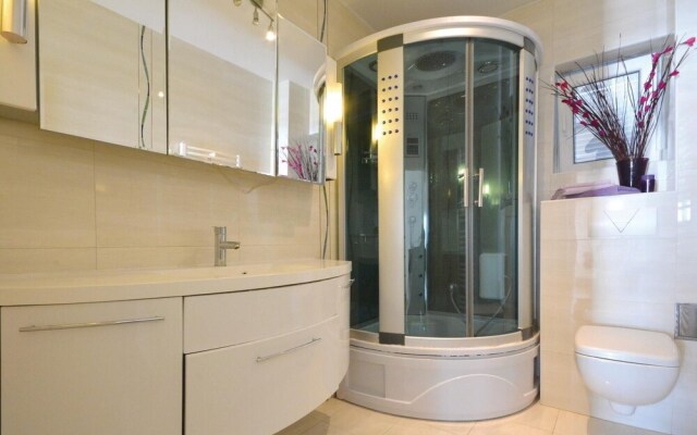 Stunning Home in Podstrana With Jacuzzi, Wifi and 7 Bedrooms