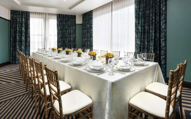 The Candler Hotel Atlanta, Curio Collection by Hilton