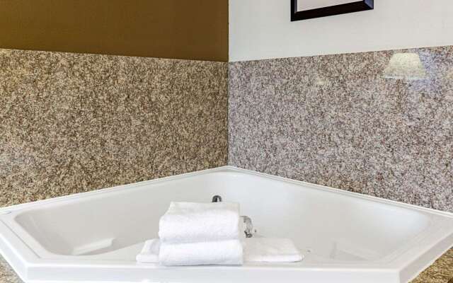 Comfort Inn & Suites Lawrence - University Area