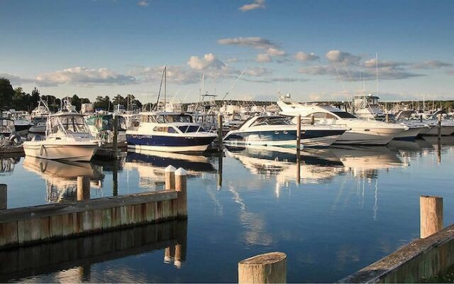 Inn at Harbor Hill Marina