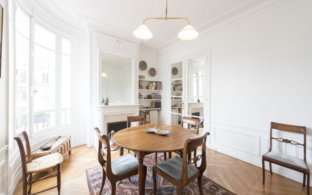 Elegance near Batignolles
