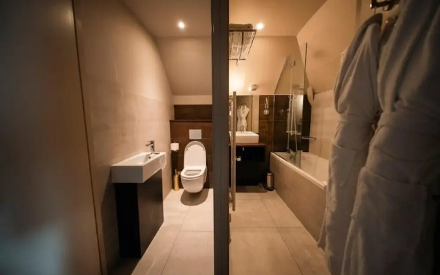 Brit Hotel Privilege Lisieux – La Villa Des Arts