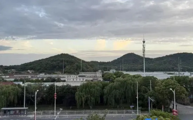 Yuefeng Hotel (Wuhu Sanshan Economic Development Zone)