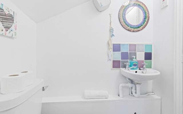 Pebble Mews House - Sleeps 6 to 8 Guests