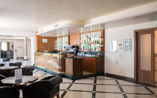 PHI Hotel Astoria