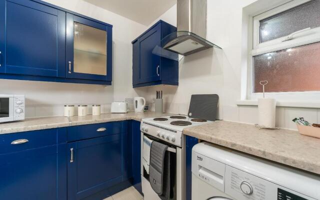 J's FrEsH Newly RefurB 2 Bedroom Garden Parking