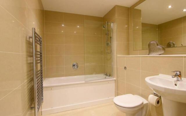 Bracknell - Stunning 2 bedroom Flat with Spectacular Views