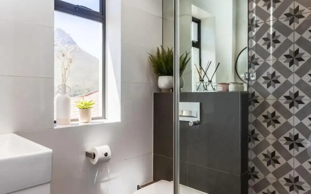 Camps Bay Nest - Townhouse With Ocean Views