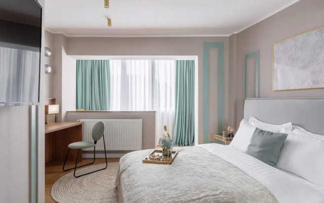 HOLT’s Sublime Minty Green 1BR on the Park