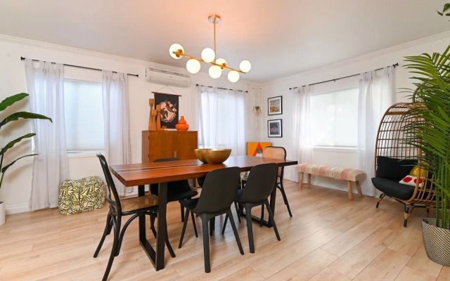 Immaculate 3bdr Private Bungalow, Walk to Beach!