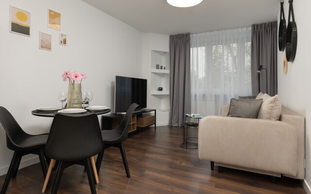 Saska Kepa Apartment by Renters