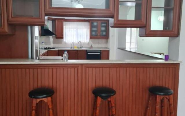 Ayorgiev 3 Bedroom Cosy House