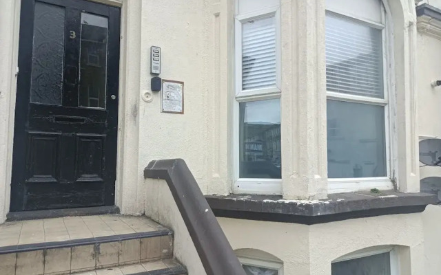 Seaside Haven Coastal Comfort 200m from the Beach