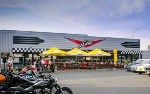 Chambre avec jacuzzi dans hangar insolite