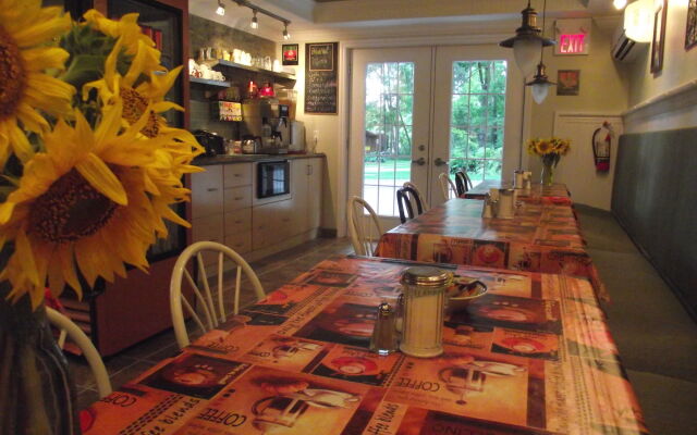 Forest Motel & Woodland Retreat