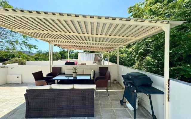 Cozy Condo with Panoramic Hillside Views from Rooftop Terrace and Short Walk to Beach