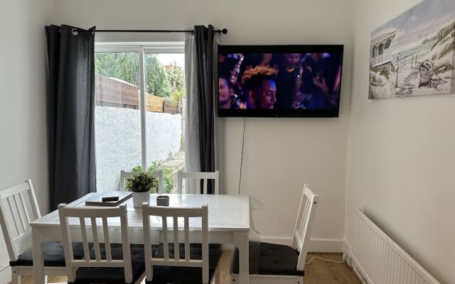 Immaculate 4-bed House in Enfield Near Enfield loc