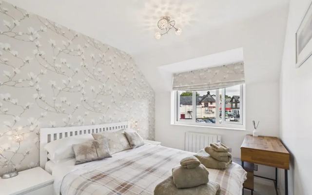 2-bed Central Apartment- Free Private Parking