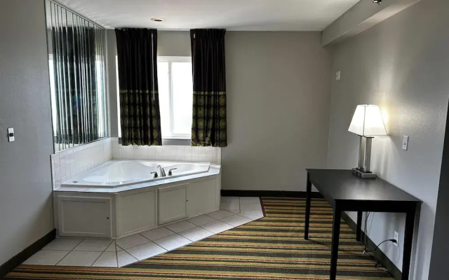 Super 8 By Wyndham Mound City