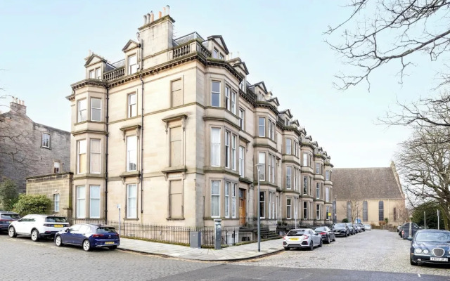 Spacious 2-Bedroom Ground Floor Flat