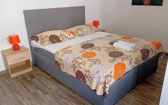 Charming 2-bed Apartment in Okrug Gornji