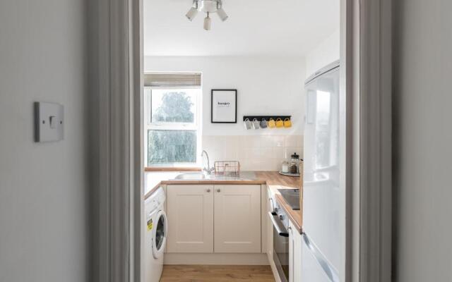 Modern & Spacious 2 Bedroom Maisonette