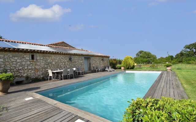 Spectacular Villa in Viols-en-laval With Swimming Pool