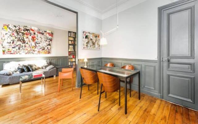 Large & Bright Apartment, Central Paris, Montmartre-Opéra, Picturesque Rue des Martyrs