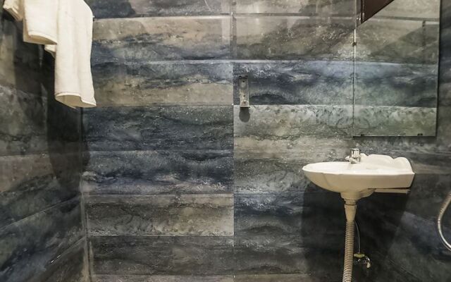 Oyo Flagship 30196 Noida Sector 5