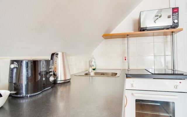 Simplistic Apartment in London Near Buckingham Palace