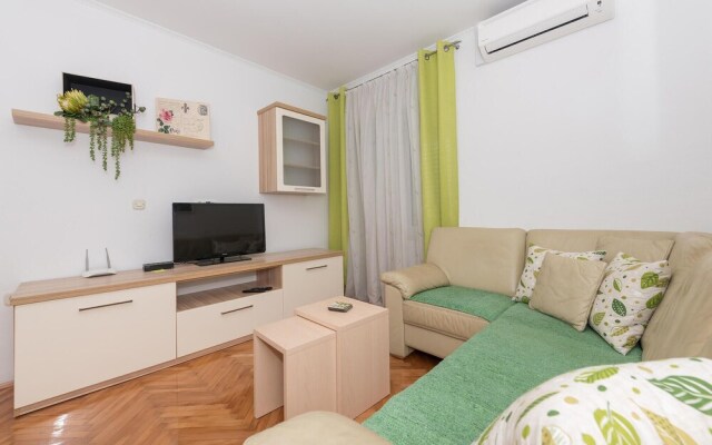 Amazing Apartment in Makarska With Wifi and 2 Bedrooms