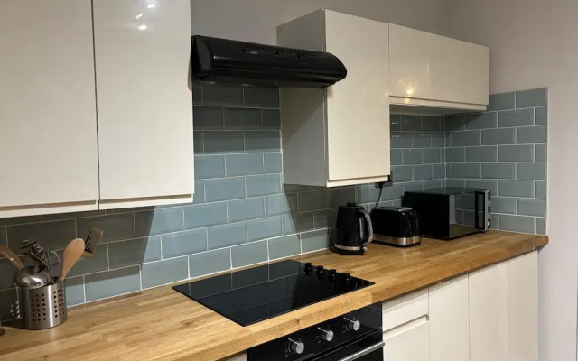 Oxford-house-sleeps 7-parking-garden