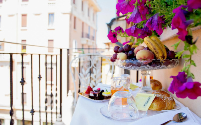 Opera Luxury Apartment