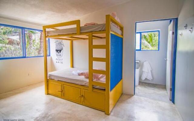Todos Santos Hostel