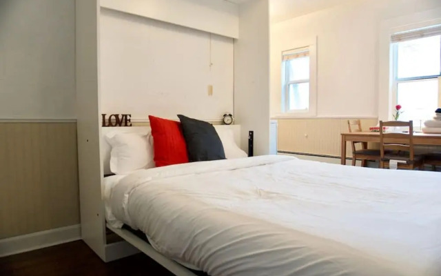 Cozy Studio for the Business Traveler DT Coffee