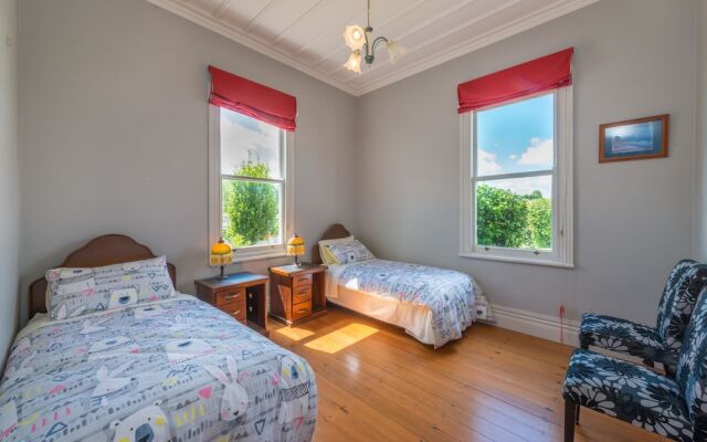Magnificent Karaka Estate with Swimming Pool