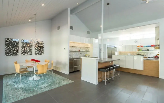 Tranquilo 3 Bedroom Home by RedAwning