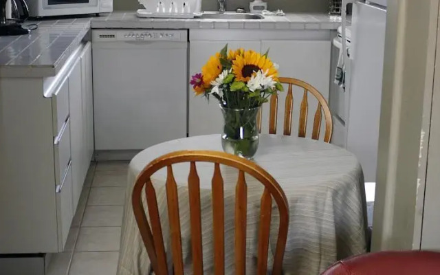 LakeBreeze Niagara Bed & Breakfast