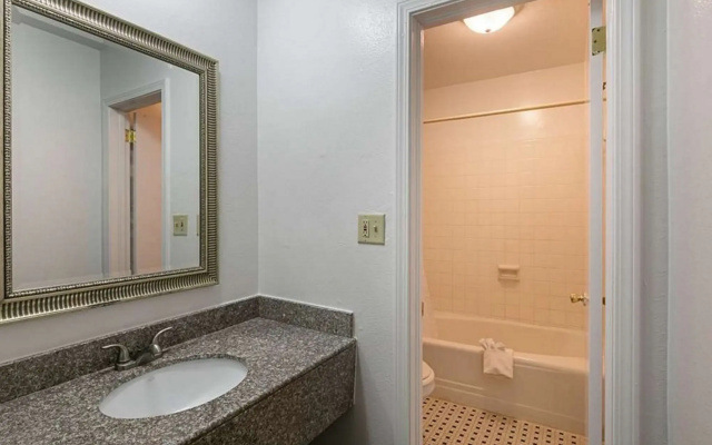 Hilcrest Inn & Suites