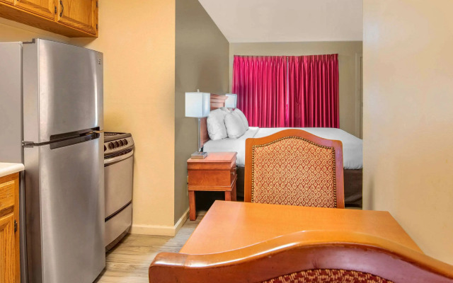 Econo Lodge  Inn & Suites Durango